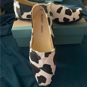 TOMS Womens Alpargata Cow Print Slip On Flats Casual - Black